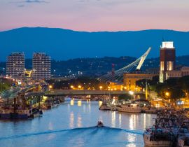 Lais Puzzle - Pescara (Italien) - Der Blick in der Abenddämmerung von der monumentalen Brücke Ponte del Mare im Kanal und Hafen der Stadt Pescara, Region Abruzzen. - 40 Teile
