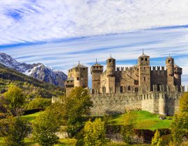Lais Puzzle - Wunderschönes Castello di Fenis im Aostatal, umgeben von Alpenbergen - 40 Teile