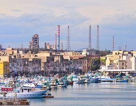 Lais Puzzle - Taranto-Altstadt auf dem Meer, Fischerboote, Docks, Industrieanlage auf Hintergrund - 40 Teile
