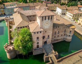 Lais Puzzle - Luftaufnahme der Burg Fontanellato mit grünem Wasser im Wassergraben nahe Parma, Italien - 40 Teile