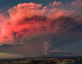 Lais Puzzle - Vulkanausbruch während des Sonnenuntergangs. Der Ausbruch des Vulkans Calbuco im chilenischen Patagonien mit wunderschönen Farben des Sonnenuntergangs spiegelte sich auf der Aschesäule wider - 40 Teile