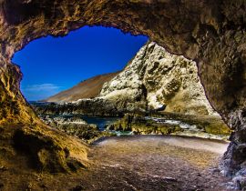 Lais Puzzle - Das berühmte Reiseziel von Cuevas de Anzota (Anzota-Höhlen). Erstaunliche Klippenwanderung über das Wasser des Pazifischen Ozeans mit beeindruckenden Höhlen mit riesigen Fenstern über dem Meer. Eine wundervolle und fantasievolle...