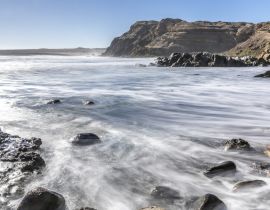 Lais Puzzle - Das weiße Wasser des Chorrillos Beach kracht mit den Felsen der Küste während einer Langzeitbelichtung in Chile, wobei der Sand der Atacama-Wüste auf dem Wasser des Pazifischen Ozeans endet, vielleicht die besten Stränden in Chile - 40 Teile