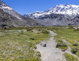 Lais Puzzle - Die vom Vulkan San Jose dominierten Anden-Täler in Cajon del Maipo, Santiago de Chile, bieten einen atemberaubenden Blick über Berge und Gletscher und sind ein perfekter Ort zum Wandern und für Abenteuer an einem abgelegenen Ort - 40 Teile
