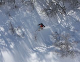 Lais Puzzle - Snowboarder fährt im Skigebiet in Nevados De Chilean, Chile in den Anden, durch das schneebedeckte Gebirgsgelände - 40 Teile