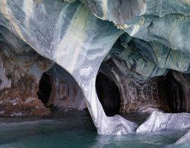 Lais Puzzle - Marmorhöhlen-Heiligtum, seltsame Felsformationen, die durch Wassererosion verursacht werden, General Carrera See, Puerto Rio Tranquilo, Region Aysen, Patagonien, Chile - 40 Teile