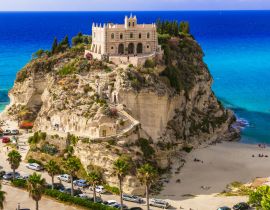 Lais Puzzle - Kalabrien, Tropea - Blick auf die Kirche Santa Maria del'isola und den tollen Strand. Italien - 40 Teile