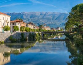 Lais Puzzle - Die Stadt Sora an einem sonnigen Morgen. Provinz Frosinone, Latium, Italien. - 40 Teile