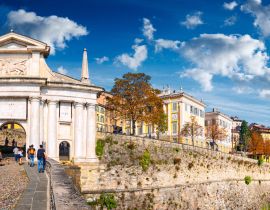 Lais Puzzle - Panoramablick auf "Porta San Giacomo" in der Altstadt von Bergamo an einem sonnigen Tag - 40 Teile