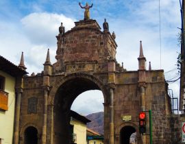 Lais Puzzle - Der Arco de Santa Clara ist ein Triumphbogen, der an einem der Punkte der Plaza San Francisco im historischen Zentrum der Stadt Cusco errichtet wurde. Er gilt als der schönste Triumphbogen in Peru - 40 Teile