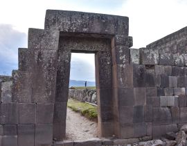 Lais Puzzle - Steinmauern und Pyramiden im Usnu de Vilcashuaman, das von den Inkas errichtet wurde, um die wichtigsten Zeremonien des Tahuantinsuyo-Reiches zu leiten. Ayacucho, Peru - 40 Teile