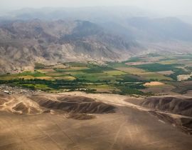 Lais Puzzle - Flugzeug-Panoramablick auf die Hochebene von Nasca mit Geoglyphenlinien, Ica, Peru - 40 Teile