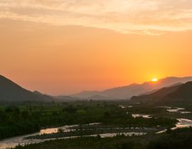 Lais Puzzle - Sonnenuntergang in einem von einem Fluss durchflossenen Tal in Lambayeque, Peru. Chancay-Fluss, Chongoyape, Lambayeque, Peru - 40 Teile