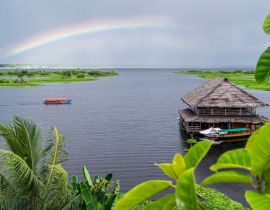 Lais Puzzle - Blick auf den Nebenfluss des Amazonas in Iquitos, Peru. Ein Regenbogen über dem Fluss und ein wunderschönes Gebäude, das auf dem Wasser schwimmt - 40 Teile