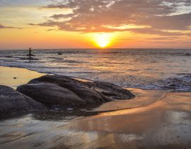 Lais Puzzle - Ein Fischer bei Sonnenuntergang am Playa las Pocitas, Mancora, Peru - 40 Teile