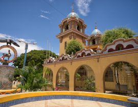Lais Puzzle - Kirche im Zentrum der tropischen Stadt Tumbes Peru, bekannt für die schönsten Strände des Landes - 40 Teile