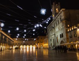 Lais Puzzle - Historisches Zentrum von Ascoli Piceno bei Nacht - 40 Teile