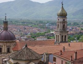 Lais Puzzle - Blick auf die Kirche Annunziata und im Hintergrund die Stadt Venafro. Isernia, Molise, Italien - 40 Teile