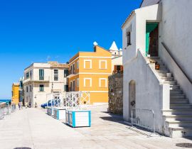 Lais Puzzle - Farbenfrohe Häuser im historischen Zentrum von Termoli, Molise, Italien - 40 Teile