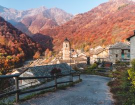 Lais Puzzle - Piedicavallo, Italien: Rustikales Alpendorf Piedicavallo in der Herbstsaison zwischen den italienischen Alpen - 40 Teile