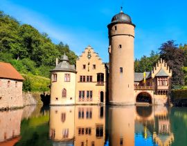 Lais Puzzle - Mittelalterliches Schloss Mespelbrunn in Bayern, Deutschland mit Spättagsreflexionen im Burggraben - 40 Teile