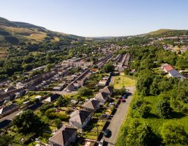 Lais Puzzle - Luftaufnahme von Häusern im walisischen Tal von Blaenau Gwent aus der Vogelperspektive - 40 Teile