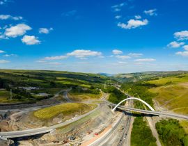 Lais Puzzle - BRYNMAWR, WALES, UK: Luftaufnahme der neuen Jack Williams Gateway Bridge und des Baus der neuen A465 Heads of the Valleys - 40 Teile