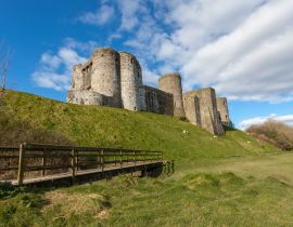 Lais Puzzle - Kidwelly Castle ist ein normannisches Schloss mit Blick auf den Fluss Gwendraeth und die Stadt Kidwelly, Carmarthenshire, Wales - 40 Teile