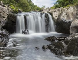 Lais Puzzle - Cenarth, Carmarthenshire, Wales, Blick auf den Wasserfall Cenarth Falls - 40 Teile