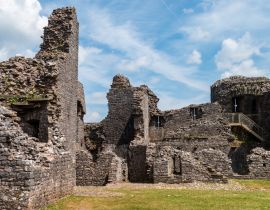 Lais Puzzle - Innerhalb des Hofes und der Mauern einer mittelalterlichen Burgruine (Burg Carreg Cennen) - 40 Teile
