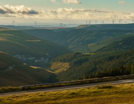 Lais Puzzle - Windturbinen auf den Hügeln bei Abergwynfi in Neath Port Talbot, West Glamorgan, Wales, UK - 40 Teile