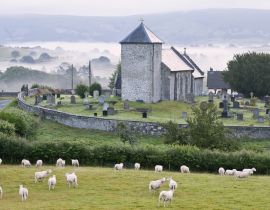 Lais Puzzle - Frühmorgendlicher Nebel in den Tälern umgibt die St. David's Church, Llanddewi'r Cwm, Powys, Wales - 40 Teile