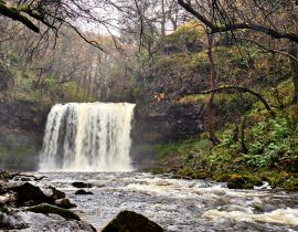 Lais Puzzle - Der Sgwd-yr-Eira-Wasserfall am Fluss Hepste ist einer von vier Wasserfällen auf dem Four Falls Trail in den Brecon Beacons - 40 Teile