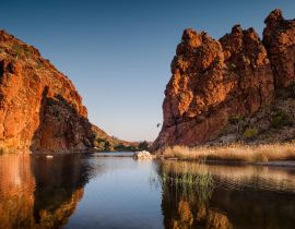 Lais Puzzle - Reflektionen von Felsformationen am Wasserloch der Glen Helen Gorge, Northern Territory, Australien - 40 Teile