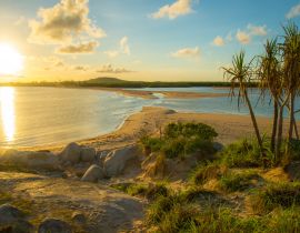 Lais Puzzle - Dramatischer Sonnenaufgang am Strand von East Woody, einem bei Touristen beliebten Ort in Nhulunby, einer Gemeinde auf der Gove Peninsula im Bundesstaat Northern Territory in Australien - 40 Teile