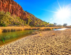 Lais Puzzle - Glen Helen Gorge mit Sonnenstrahlen und Wasserloch im zentralaustralischen Outback. West MacDonnell Ranges National Park Felsformation im Northern Territory entlang des Red Center Way - 40 Teile