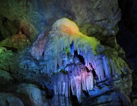Lais Puzzle - Die Stalaktiten- und Stalagmitenhöhlen befinden sich an der Ostküste Indiens, in den Ananthagiri-Hügeln des Araku-Tals, Visakhapatnam in Andhra Pradesh, Indien. Gesteinsformationen in den Borra-Höhlen - 40 Teile
