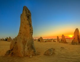 Lais Puzzle - Riesige Kalksteinformation in der Abenddämmerung. Die Pinnacles Wüste im Nambung National Park, bietet bei Sonnenuntergang die Show mit den schönsten Farben. Die Pinnacles sind eine wichtige Touristenattraktion in Westaustralien - 40 Teile