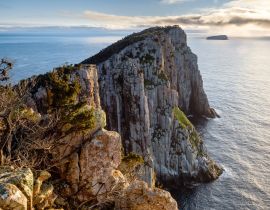 Lais Puzzle - Klippen von Cape Hauy in heller Morgensonne, Tasmanien, Australien - 40 Teile
