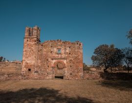 Lais Puzzle - Alte Kirche im Helm eines Bauernhofs in Amealco, Queretaro, Mexiko bereits in Ruinen und mit dem Abendlicht - 40 Teile