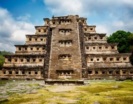 Lais Puzzle - Pyramide De Los Nidos in Tajín, Veracruz Mexiko. Sie hat 365 Fenster, die als Sonnenkalender dienten, und einen Tempel auf der Spitze. Der Stamm der Totonacas lebte früher in diesem schönen Pyramidenkomplex - 40 Teile