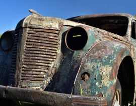 Lais Puzzle - Altes verrostetes Auto mit rostigem Lack ohne Fenster vor blauem Himmel - 40 Teile