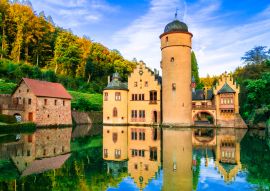 Lais Puzzle - Schönes romantisches Schloss Mespelbrunn in Deutschland - 100, 200, 500 & 1.000 Teile