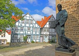 Lais Puzzle - Immenhausen: Riseberg-Denkmal/ehem. Jungenschule (Hessen) - 100, 200, 500 & 1.000 Teile