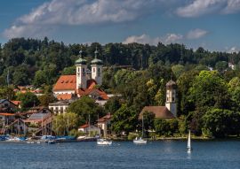 Lais Puzzle - Tutzing am Starnberger See mit Kapelle und der doppeltürmigen Kirche St. Joseph im Hintergrund - 100, 200, 500 & 1.000 Teile