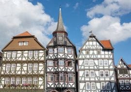 Lais Puzzle - Fachwerkhäuser mit blauem Himmel und Wolken in der kleinen deutschen Stadt Fritzlar - 100, 200, 500 & 1.000 Teile