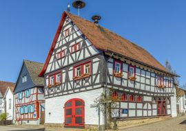 Lais Puzzle - Alte traditionelle Häuser in einem kleinen Dorf in Friedrichsdorf in Deutschland - 100, 200, 500 & 1.000 Teile
