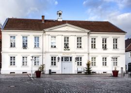Lais Puzzle - Deutschland, Prignitz, Pritzwalk: Panorama Frontansicht des Rathauses im Stadtzentrum der deutschen Kleinstadt mit Haupteingang, öffentlichem Platz und blauem Himmel - Konzept Verwaltung. - 100, 200, 500 & 1.000 Teile
