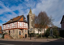 Lais Puzzle - Altes Rathaus mit Jakobuskirche in Bruchköbel im Main-Kinzig-Kreis in Hessen, Deutschland - 100, 200, 500 & 1.000 Teile