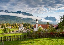 Lais Puzzle - Wallgau, Oberbayern, Dorf mit Kirche und Alpen im Morgennebel - 100, 200, 500 & 1.000 Teile